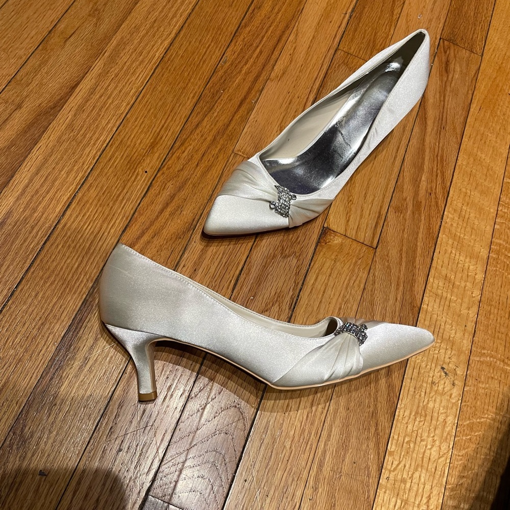 JJ’s House Wedding Bridal Satin Kitten Pin Brooch Dyeable Rhinestone Pumps👹